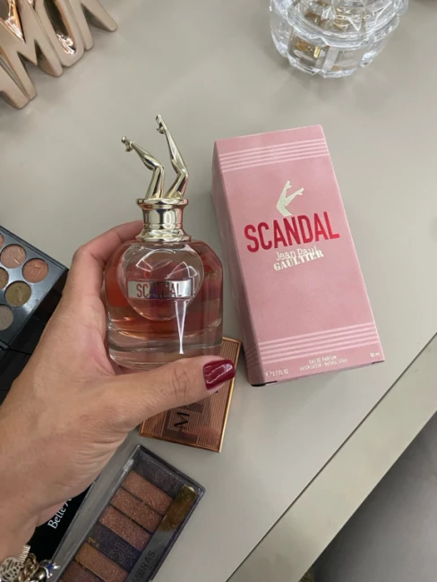 Cliente mostrando perfume recebido